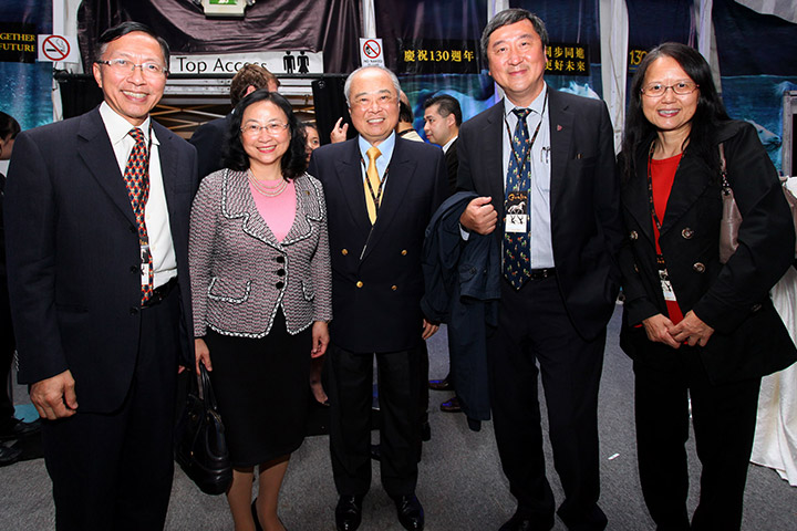 Club Stewards The Hon Sir C K Chow (3rd left); Mrs Margaret Leung (2nd left) and her husband Dr Arthur Leung (1st left); Vice-Chancellor and President of CUHK Prof Joseph J.Y. Sung (2nd right), and Mrs Rebecca Sung (1st right)