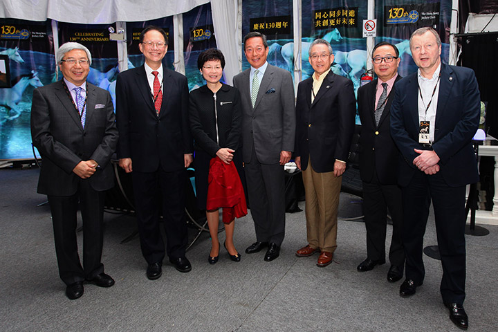 Club Chairman Dr Simon S O Ip (4th left) takes a group photo with Chief Secretary for Administration Carrie Lam (3rd left), Club Deputy Chairman Anthony W K Chow (3rd right), Club Stewards Philip N L Chen (2nd left), Dr Eric Li Ka Cheung (1st left), The Hon Martin Liao (2nd right) and Club Chief Executive Officer Winfried Engelbrecht-Bresges (1st right)