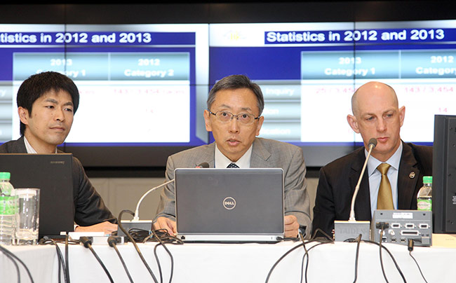 香港賽馬會首席受薪董事祁禮謙（右）今日主持國際賽馬董事會議。而日本中央競馬會首席受薪董事Yoshihiro Nakamura（中）亦在會議上發表報告。