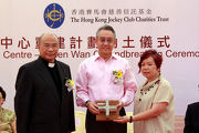 Club Steward Anthony W K Chow (centre) receives a souvenir from Caritas-Hong Kong Chief Executive Michael Yeung (left) and Chairman of the CCAC of Caritas Community Centre aᡧ Tusen Wan Mak Pui-ling (right).
