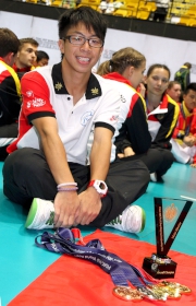 Local athlete Ho Chu-ting broke a world record in the mena?s three-minute single rope endurance event and was crowned the male overall champion.