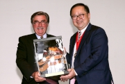 馬會主席施文信先生(左)獲香港醫學專科學院主席李國棟醫生(右)致送紀念品。