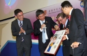 CUHK Vice-Chancellor and President Professor Joseph Sung (2nd left) presents a drawing with his calligraphy to Club Chairman T. Brian Stevenson (2nd right). 