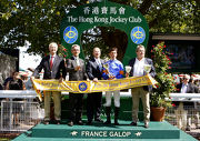 香港賽馬會行政總裁應家柏(中) 在法國賽馬會總裁Thierry Delegue (左二) 及國際賽馬組織聯盟主席Louis Romanet (左一)陪同下，頒發獎盃予香港賽馬會錦標冠軍Cantabrico的馬主、練馬師及騎師。