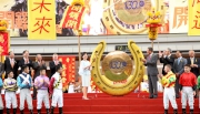圖 1、2:<br>
香港特區政務司司長林鄭月娥大槌一揮，敲響巨型銅鑼，象徵新馬季正式展開。