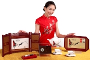 Photo 4&5<br>
The Hong Kong Jockey Club has designed a series of special merchandise for National Day Race Meeting.