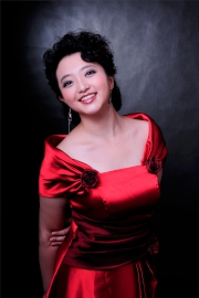 At 12:00 noon, renowned Mainland soprano Jingjing Li will lead the singing of the National Anthem at the Parade Ring.
