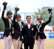 Club Steward Michael Lee (2nd right), who is also Vice President of Hong Kong Equestrian Federation, joins the Hong Kong eventing team after the presentation.
