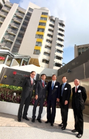 Club Chairman Dr Simon S O Ip (centre) pictured with Lingnan University Council Chairman Bernard Chan (2nd right), Chairman of the Court Dr Frank Law (1st right), President Professor Leonard Cheng (2nd left) and Chairman of the University's Institutional Advancement Committee Prof Albert Ip (1st left).