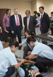 Photos 15 and 16: The Cluba?s delegation visit the Sichuan UniversityaᡧHong Kong Polytechnic University Institute for Disaster Management and Reconstruction, during which the students demonstrate ways to treat the injured. This group of students will go to the earthquake-stricken area in Yunnan today (2 Sept) to join the post-disaster support work.