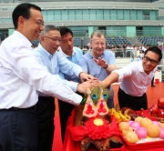 Photo 3, 4: Senior Club officials cut the roasted pigs at the bai-sun ceremony.