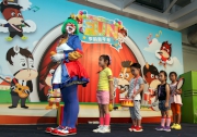 世界小丑女王「吵吵」邀請場內小朋友一起互動演出 ，將歡笑聲傳遍會場。