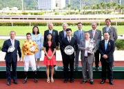 馬會主席葉錫安博士（後排右一）、馬會董事、與「大運財」的馬主及騎練於慶典盃頒獎禮上合照。