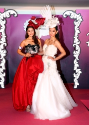 徐子珊、岑麗香介紹身上的帽飾，以及今年莎莎婦女銀袋日時裝匯演的國際級陣容。