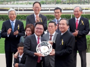 圖四、五、 六<br>
香港賽馬會董事葉澍（右）將獎盃及紀念銀碟頒予「友瑩格」的馬主楊毅、練馬師蘇保羅及騎師潘頓。