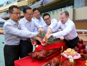Photo 3, 4:<br>
Senior Club officials cut the roasted pigs at the bai-sun ceremony.