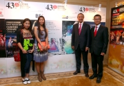 The Club's Executive Director, Charities and Community, Leong Cheung (1st right), Hong Kong Arts Festival Chairman Ronald Arculli (2nd right) with The Hong Kong Jockey Club Contemporary Dance Series dancers Tracy Wong (1st left) and Rebecca Wong (2nd left).