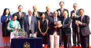 中央人民政府駐香港特別行政區聯絡辦公室副主任楊健（前排右二），將國慶盃的獎盃頒發予勝出馬匹「喜寶駒」的馬主盧楚鏘先生及夫人。