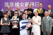Gao Yuan-yuan, the Sa Sa Ladies�� Purse Day Image Girl, presents a commemorative trophy to Mirco Demuro, jockey of the winning horse Packing Llaregyb.