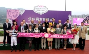 HKJC Chairman Dr Simon S O Ip; CEO Winfried Engelbrecht-Bresges; Club Stewards; Sa Sa International Holdings Limited Chairman and CEO Dr Simon Kwok; Vice-Chairman Dr Eleanor Kwok; presentation guest Miss Elaine Leung; Sa Sa Ladies�� Purse Day Image Girl Gao Yuan-yuan; and the winning connections pose for a group photo.