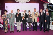 HKJC Chairman Dr Simon S O Ip (third from right) and CEO Winfried Engelbrecht-Bresges (second from right); Sa Sa International Holdings Limited Chairman and CEO Dr Simon Kwok and Vice-Chairman Dr Eleanor Kwok; together with the winning connections toast the success of Sa Sa Ladies' Purse Day.