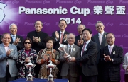 Panasonic Corporation本部長藤本佳司先生於頒獎禮上頒發樂聲盃予「美麗之星」的馬主郭少明先生。