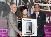 The owner of Panasonic Cup winner Beauty Flame receives a Panasonic coffee maker at the toasting ceremony.