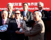 Lam Kwong Siu, Vice Chairman, BOC International Holdings Limited, presents a souvenir to winning owner Huang Kai Wen of Peniaphobia.