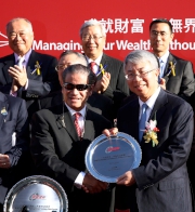 中國銀行（香港）有限公司副總裁楊志威頒發紀念銀碟予「幸福指數」的練馬師告東尼。