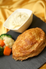 Beef Wellington served with Red Wine Gravy, Mashed Potatoes and Mixed Vegetables(HK$98)