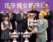 Photo 9, 10:<br>
Sa Sa International Holdings Limited Chairman and CEO Dr Simon Kwok and Vice-Chairman Dr Eleanor Kwok present the commemorative trophies to the owner representative and trainer of Packing Llaregyb.
