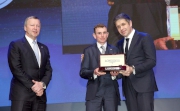 LONGINES副總裁暨國際市場總監Juan-Carlos Capelli (右) 致送浪琴表腕表予浪琴表全球最佳騎師得主莫雅。