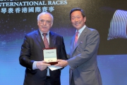圖3, 4:<br>
LONGINES總裁霍凱諾致送一枚特別版LEPINE袋錶予香港賽馬會主席葉錫安博士，慶祝香港賽馬會成立130週年誌慶。
