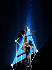 圖7, 8, 9:<br>
舞蹈員呈獻以舞蹈結合視覺藝術，互相精確配合的優雅表演。