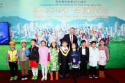 馬會行政總裁應家柏先生與身穿不同社會界別服飾的兒童，一起完成拼圖，祝願馬會與香港「同心同步同進　共創更好未來」。