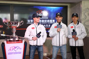 騎師應邀上台暢談備戰信心 -左起：香港代表潘頓、莫雷拉與何澤堯。