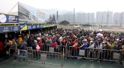 圖十一、十二、十三:<br>
香港賽馬會130週年賽馬日吸引眾多馬迷進入沙田馬場觀賽。