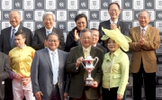 Dr Victor Fung, Chairman of Trinity Limited, accompanied by his wife Julia Fung, presents a souvenir to the owner representative of Kent & Curwen Centenary Sprint Cup winner Peniaphobia.
