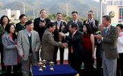 華商會所主席羅威文先生頒發冠軍獎盃予華商會挑戰盃頭馬「駿馬名駒」馬主李逢泰的代表。