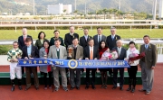 香港賽馬會主席、眾董事及行政總裁、頒獎嘉賓與「駿馬名駒」的馬主、練馬師及騎師在華商會挑戰盃頒獎禮上合照。