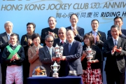 中央人民政府駐香港特別行政區聯絡辦公室副主任楊健頒發獎盃予練馬師告東尼。