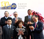 Photo 5, 6, 7<br>
Mr Philip Chen(right), a HKJC Steward, presents the Hong Kong Classic Mile winning trophy and gold-plated dish to Beauty Only��s owners Eleanor Kwok Law Kwai Chun and Patrick Kwok Ho Chuen , trainer Tony Cruz and jockey Neil Callan.