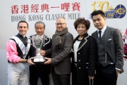 （左起）香港經典一哩賽勝出馬匹「美麗大師」的騎師郭能、練馬師告東尼及馬主郭少明伉儷與郭浩泉賽後與傳媒分享勝利喜悅。