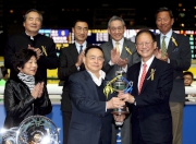 馬會董事陳南祿頒發獎盃予「喜多盈」的馬主高長昌先生及夫人。