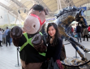 以「精英大師」為造型的吉祥物在沙田馬場與馬迷打招呼。