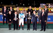 馬會董事、行政總裁與「喜多盈」的馬主、練馬師及騎師在一月盃頒獎儀式上合照。