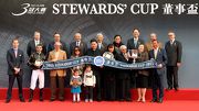 香港賽馬會主席葉錫安博士、眾馬會董事、行政總裁應家柏、及「步步友」的馬主、練馬師及騎師，於董事盃頒獎禮上大合照。