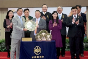 Photo 6, 7, 8<br>The HKJC Chairman Dr Simon Ip (left) presents the Chairman's Sprint Prize trophy and gold-plated dishes to Gold-Fun��s owner Pan Sutong, trainer Richard Gibson and jockey Christophe Soumillon.