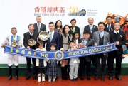 馬會眾董事、行政總裁應家柏，與香港經典盃冠軍「酷男」的馬主及騎練於頒獎禮上合照。