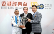 香港經典盃冠軍「酷男」的馬主及騎練於賽後接受訪問並一同分享勝利喜悅。